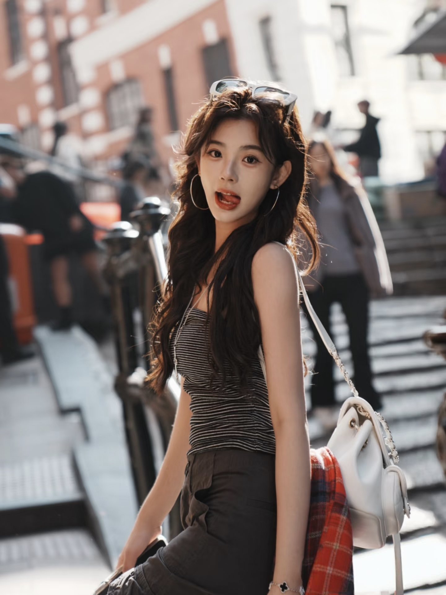 长头发和白衬衫的女人舔她的手指。