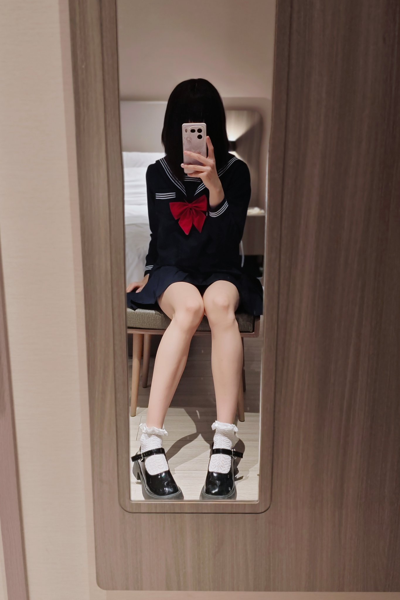 穿着黑白裙子的女孩拍了一张自拍。