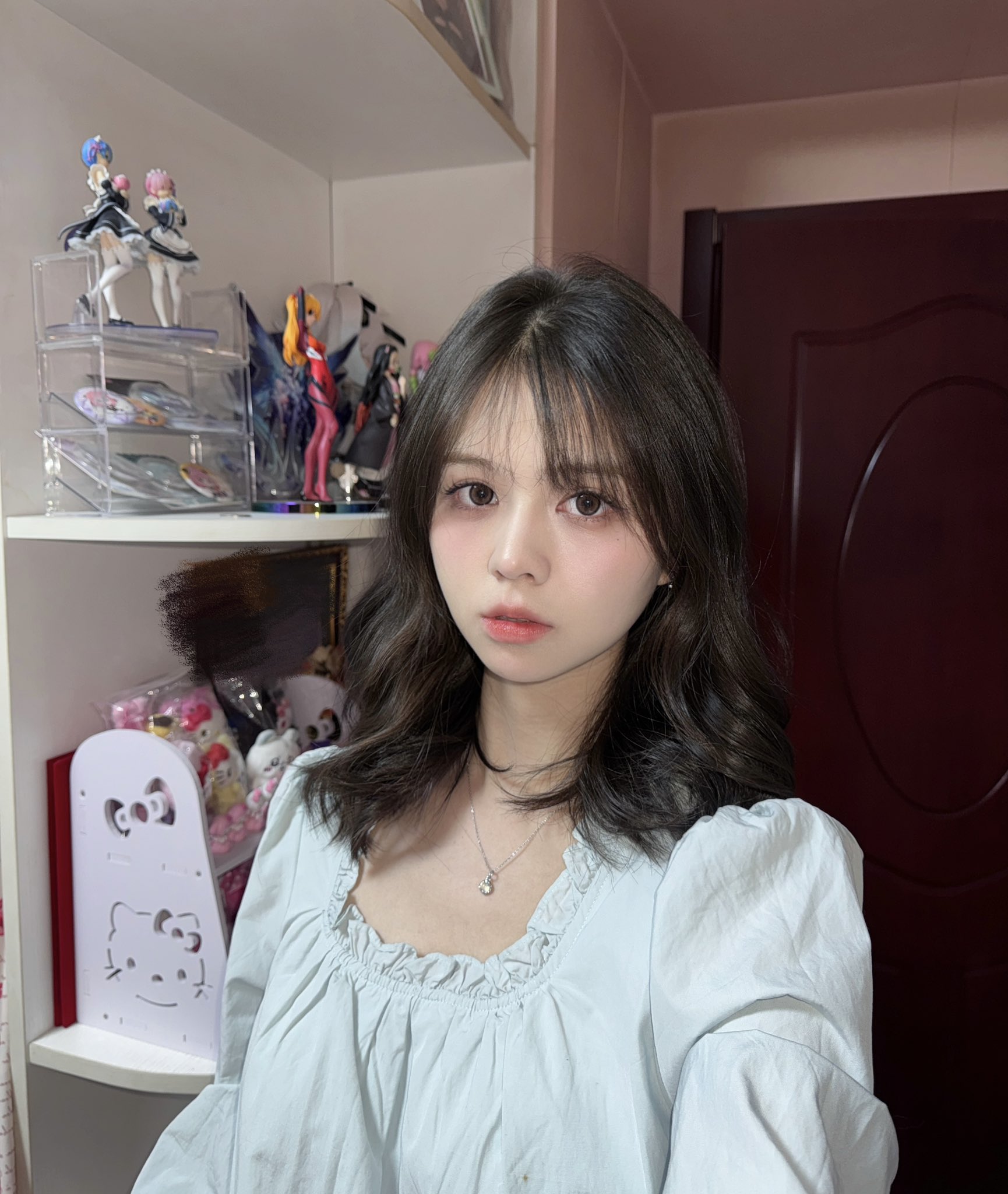 长头发和项链的女孩为一张照片。