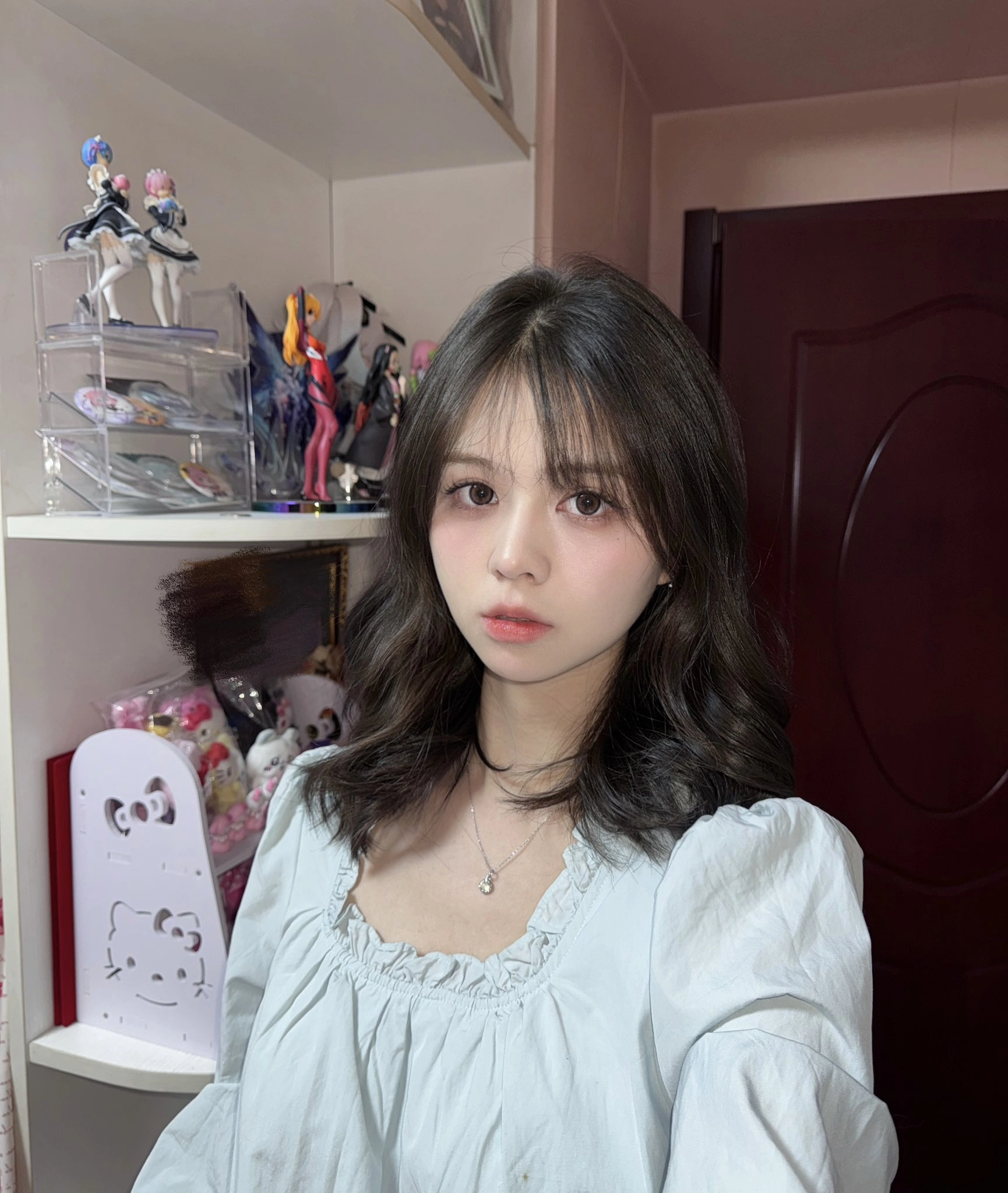 长头发和项链的女孩为一张照片。