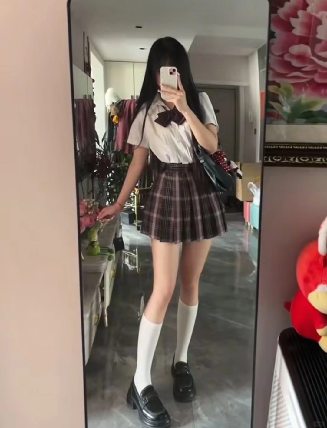 女人在镜子前拍自拍。