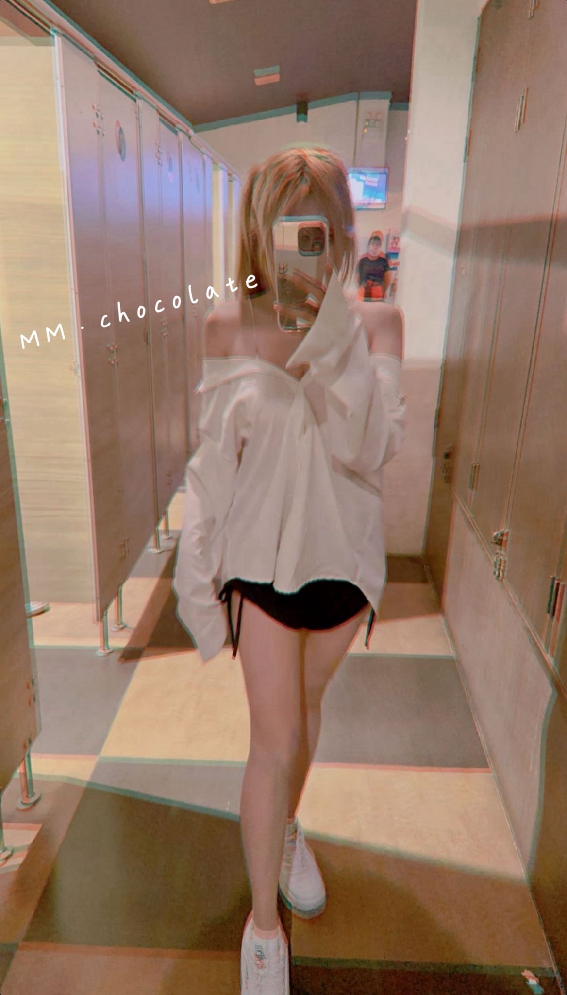 女人在浴室里拍个自拍。