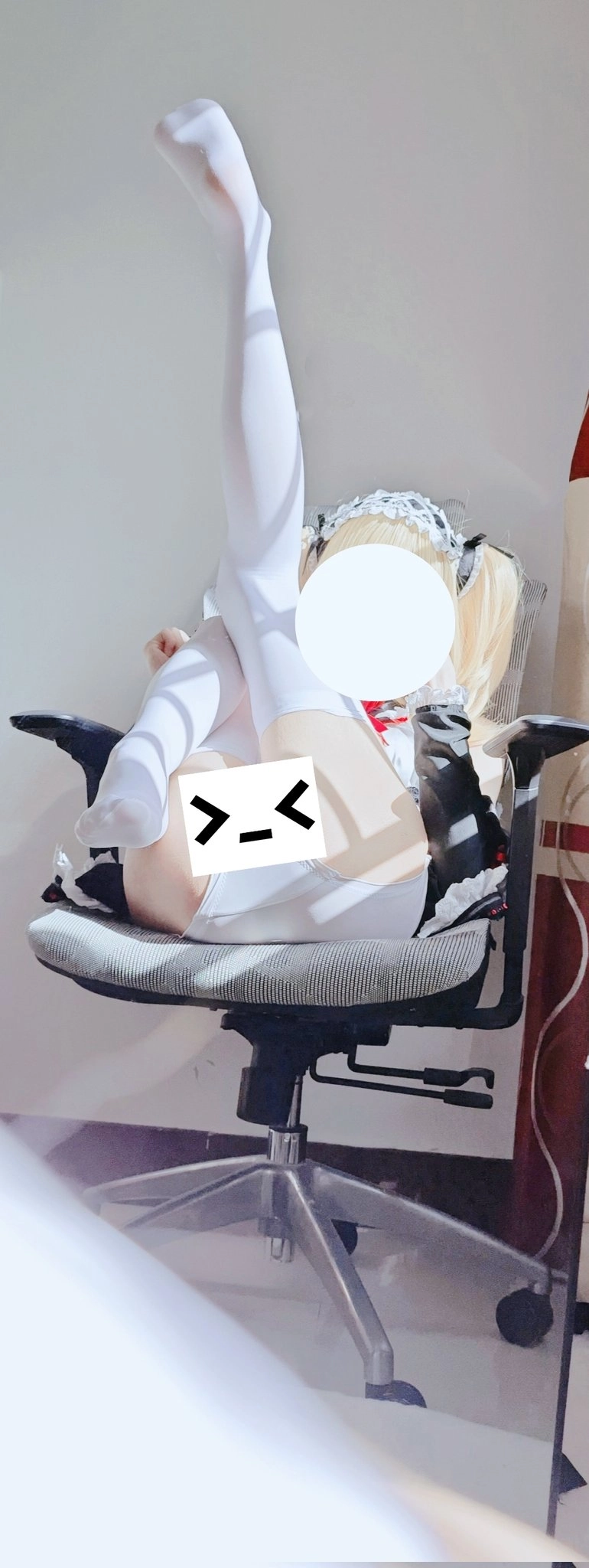 女人坐在椅子上,上面写着“Ew”。