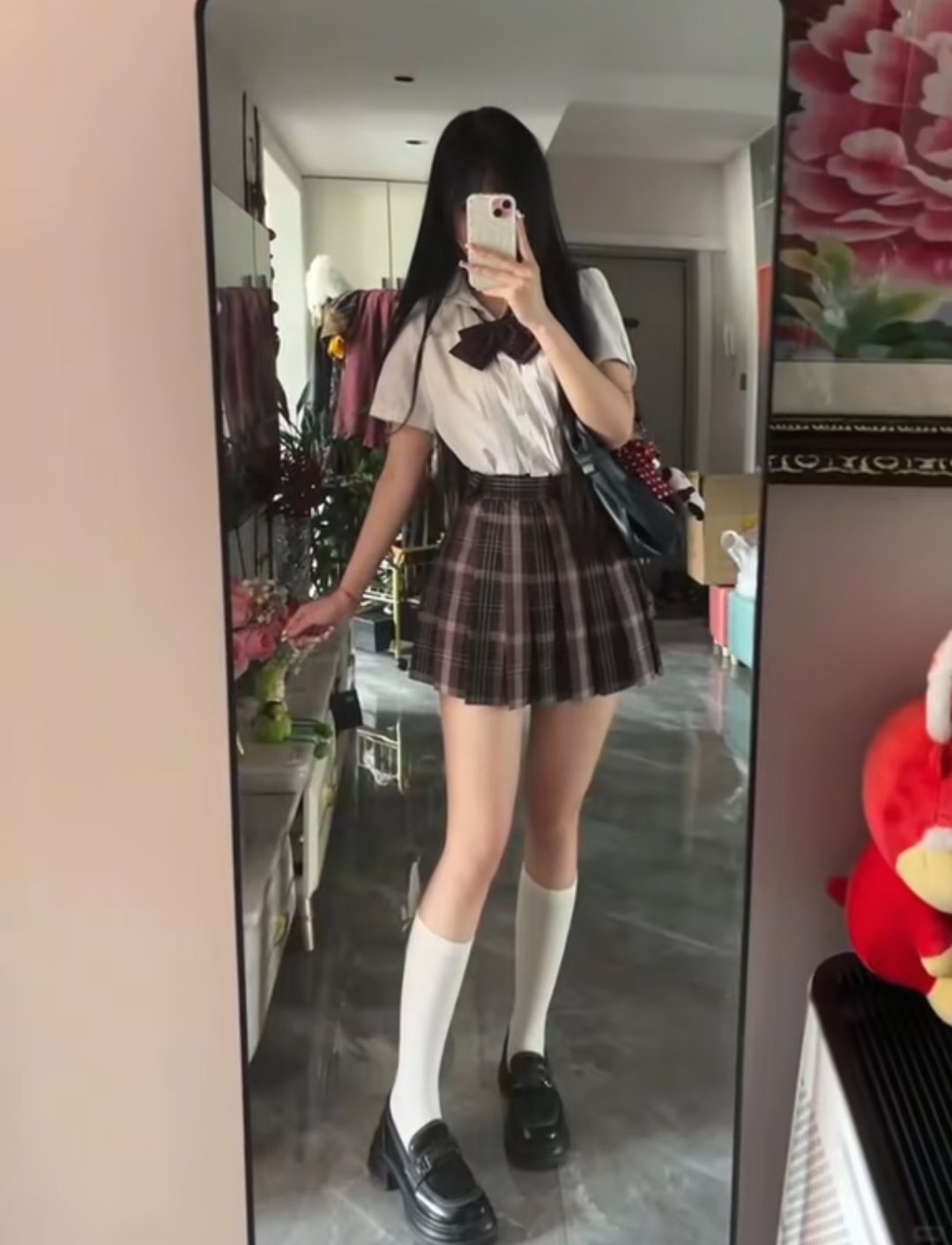 女人在镜子前拍自拍。