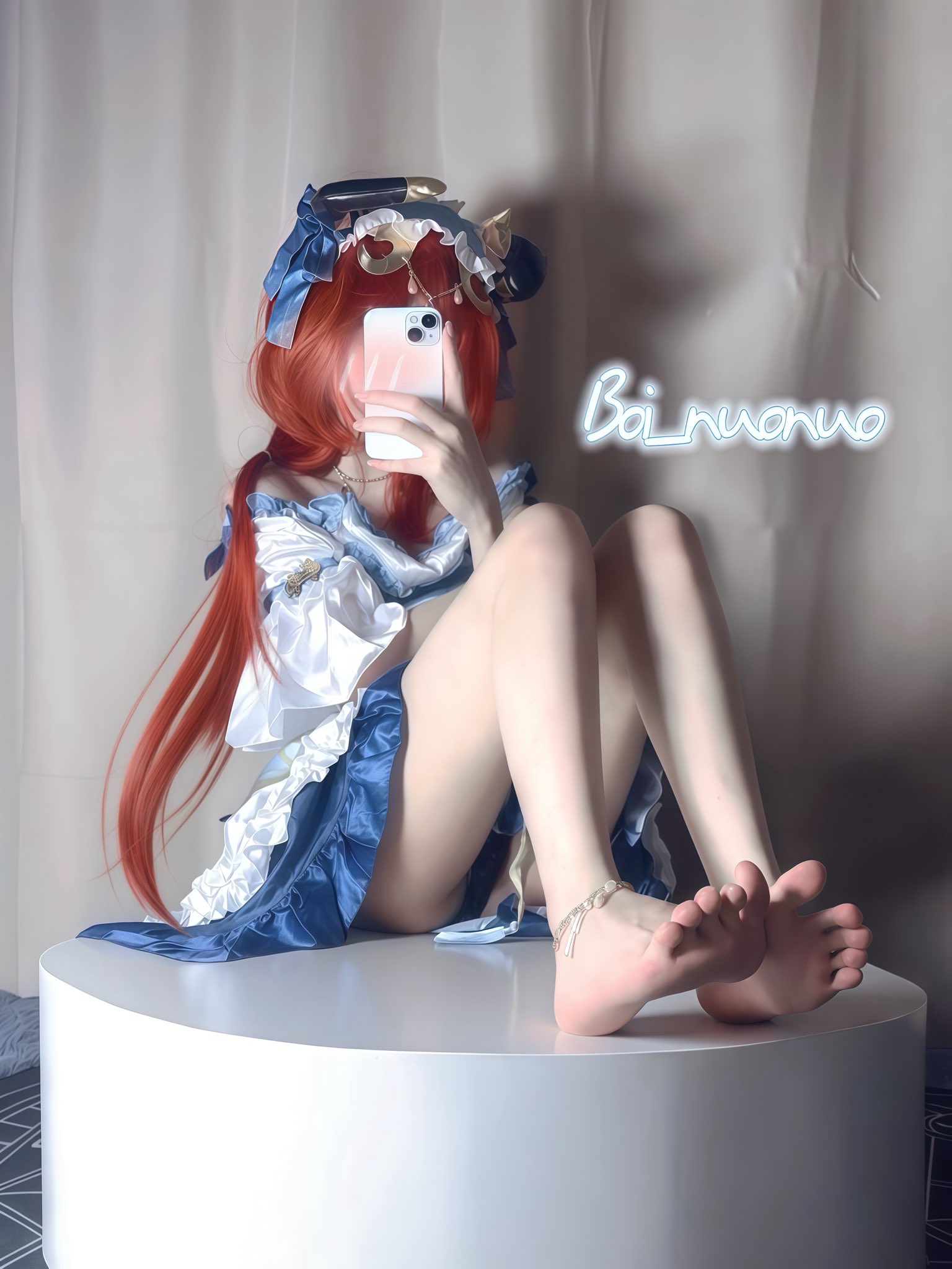 穿蓝色衣服的女人正在拍照。