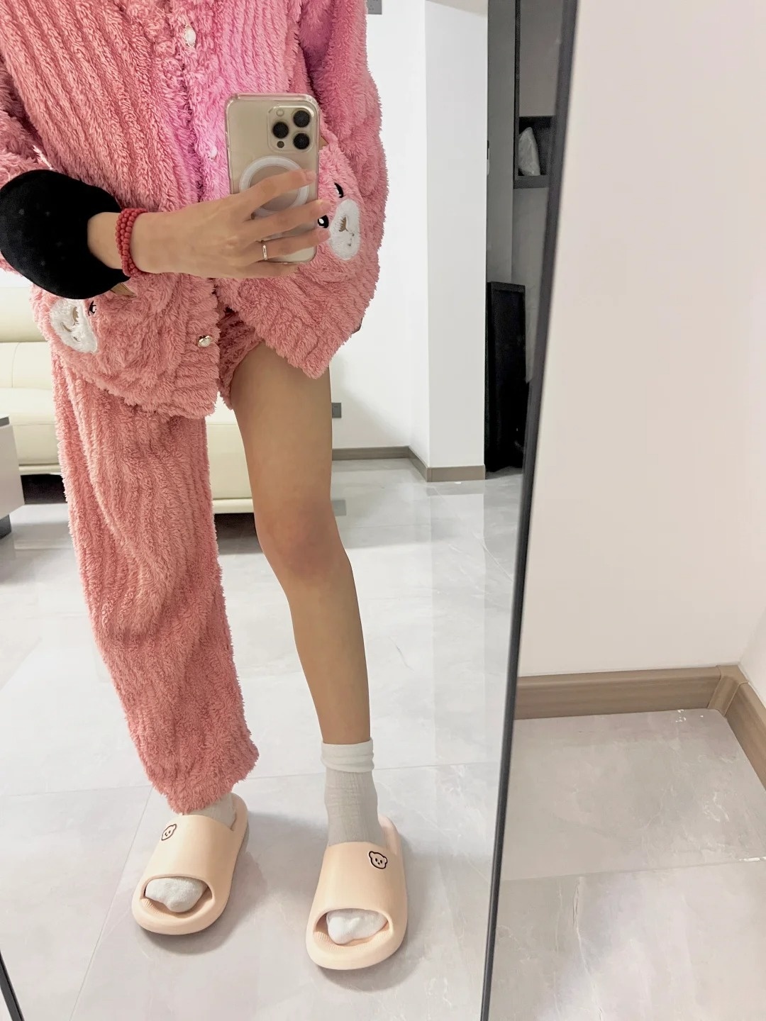 穿着粉红色披萨的女人拍了一张自拍。