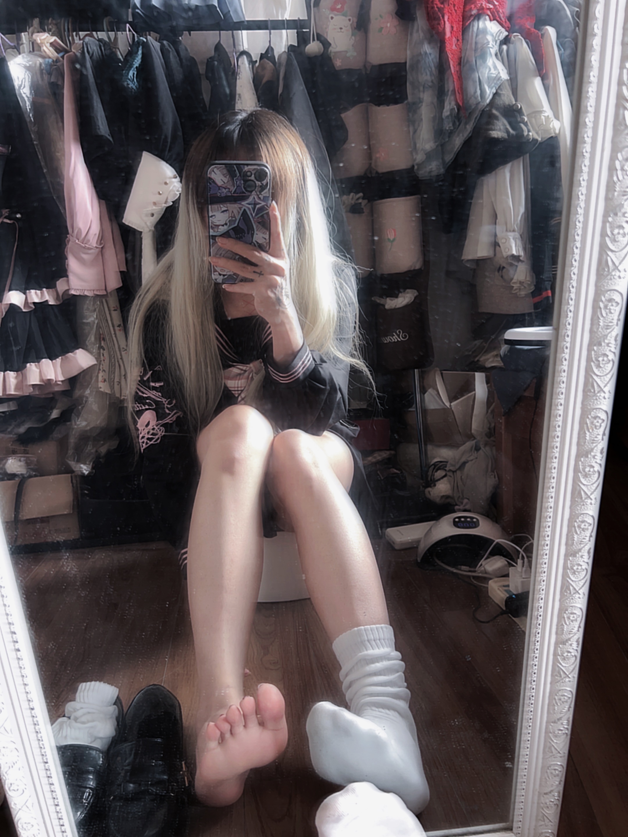 女孩在镜子前拍自拍。