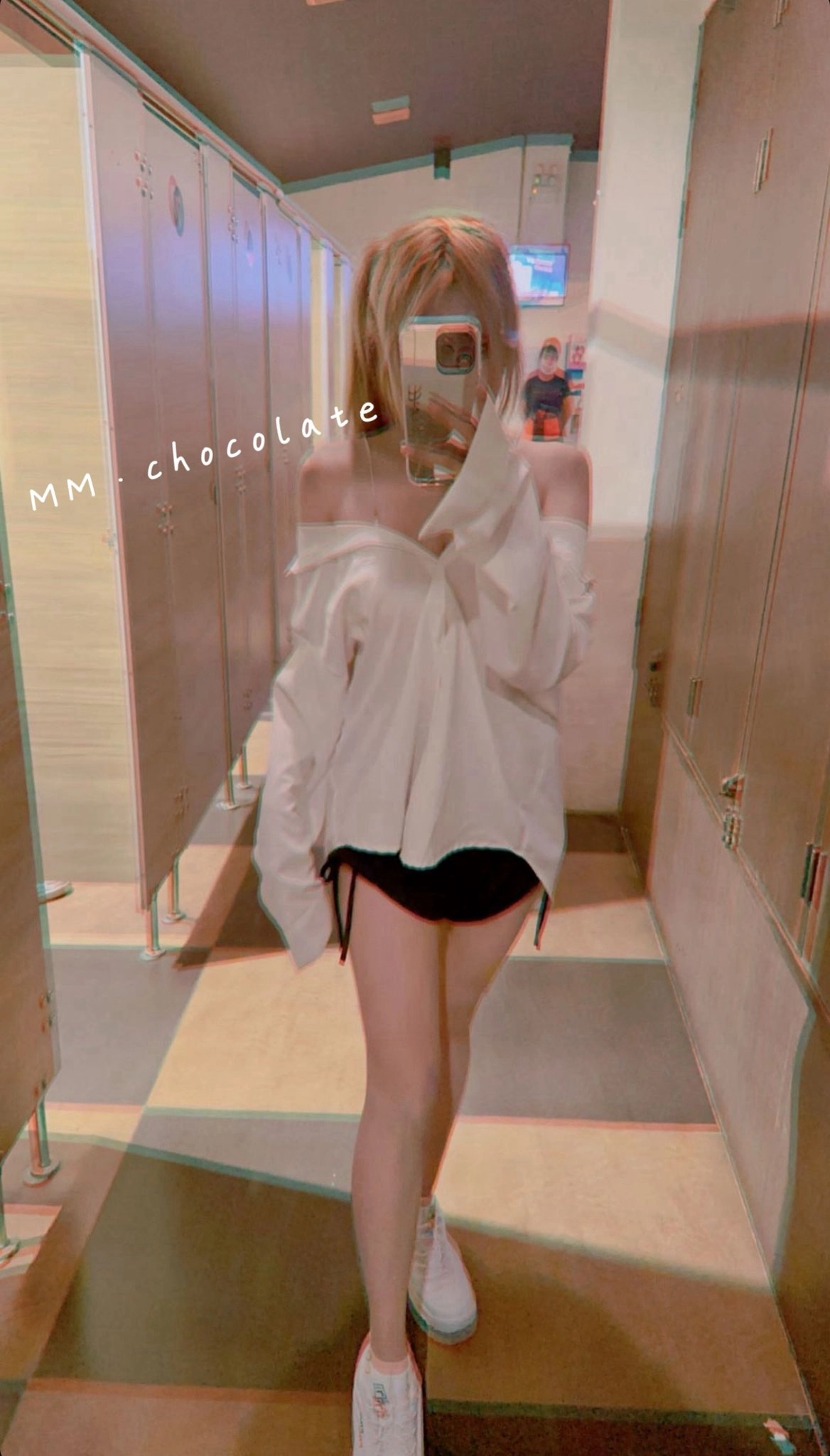 女人在浴室里拍个自拍。