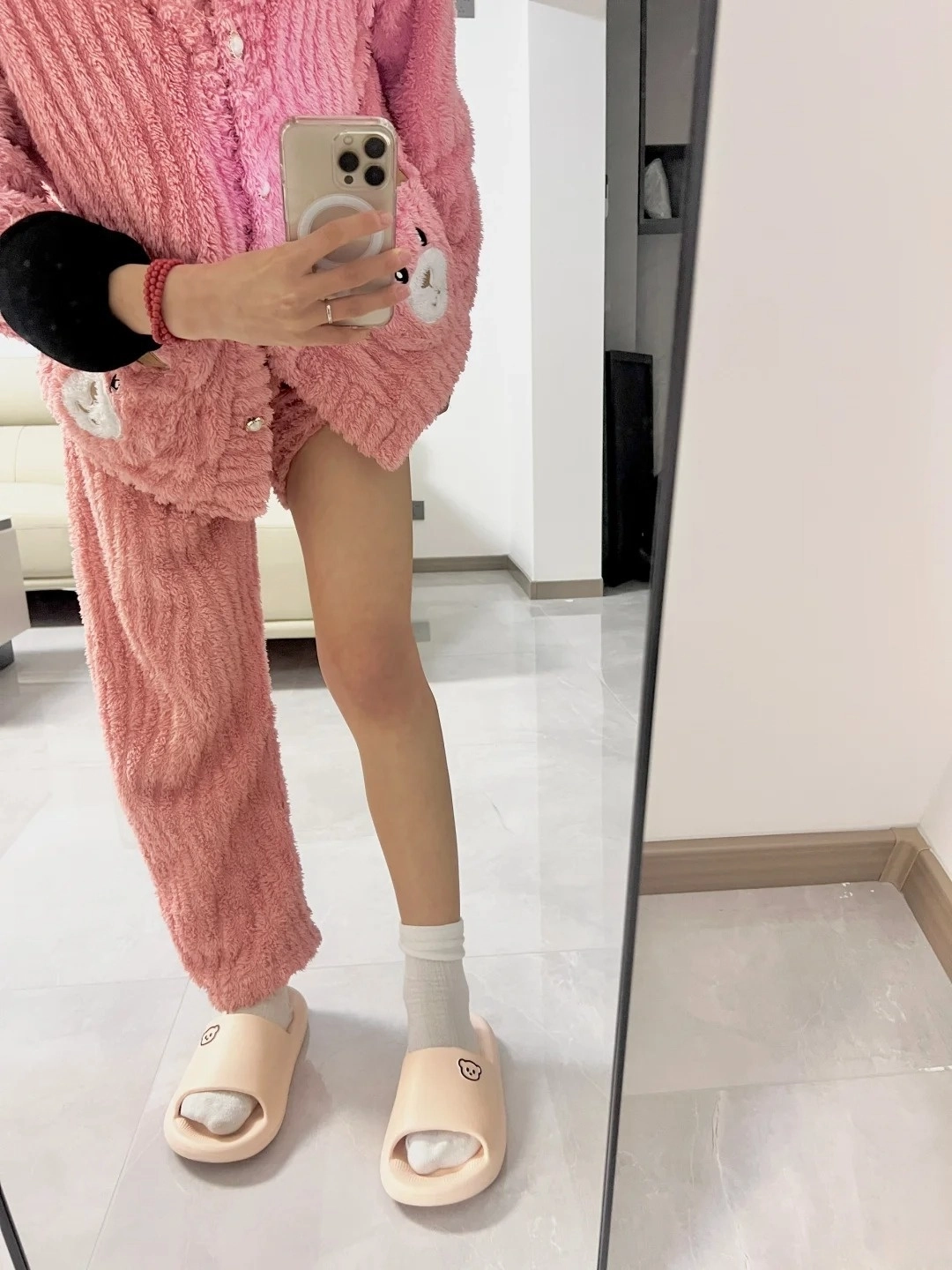 穿着粉红色披萨的女人拍了一张自拍。