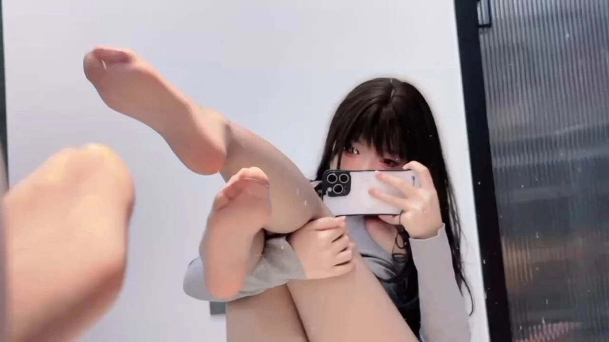 女人用手机拍自拍。