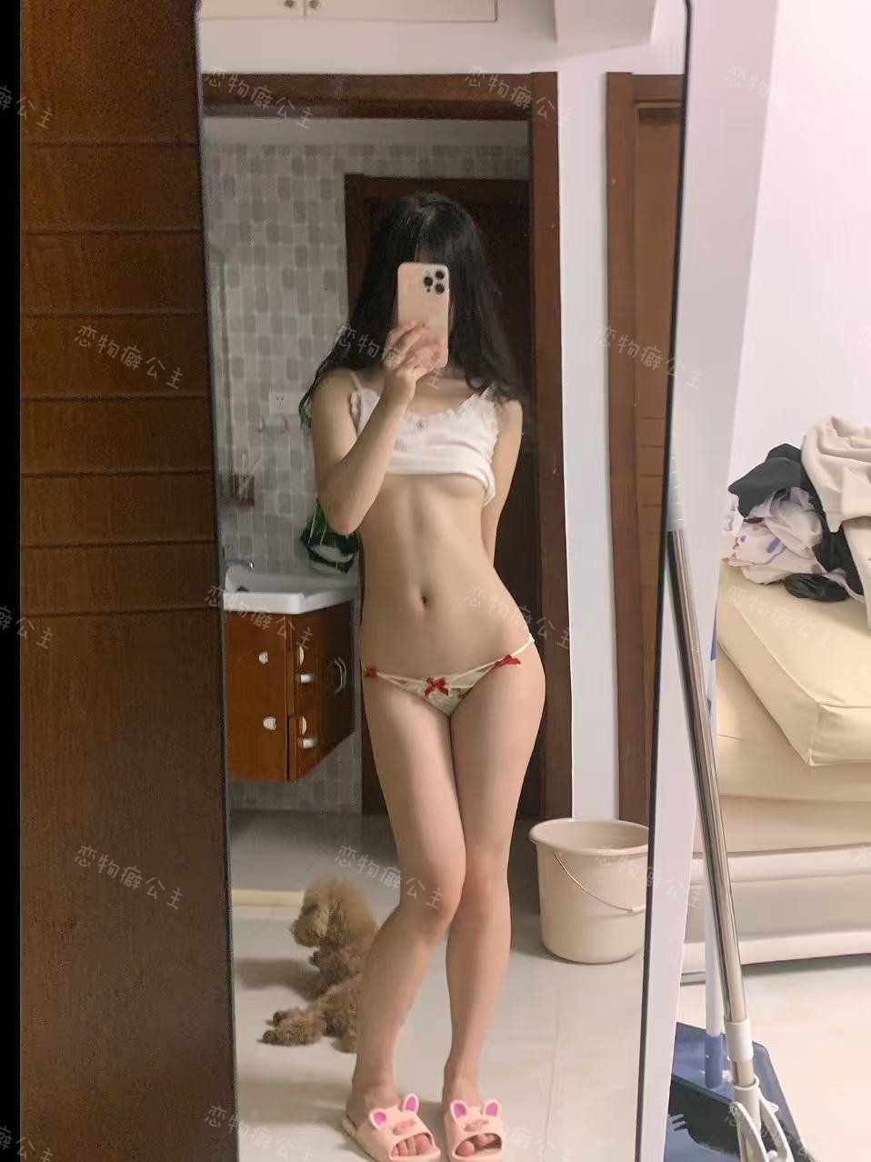 女人在镜子前拍自拍。