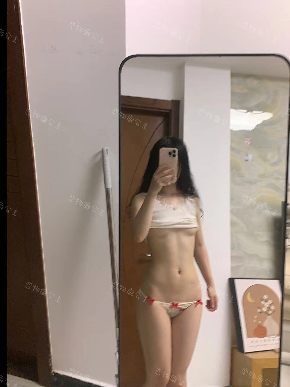 女人在镜子前拍自拍。