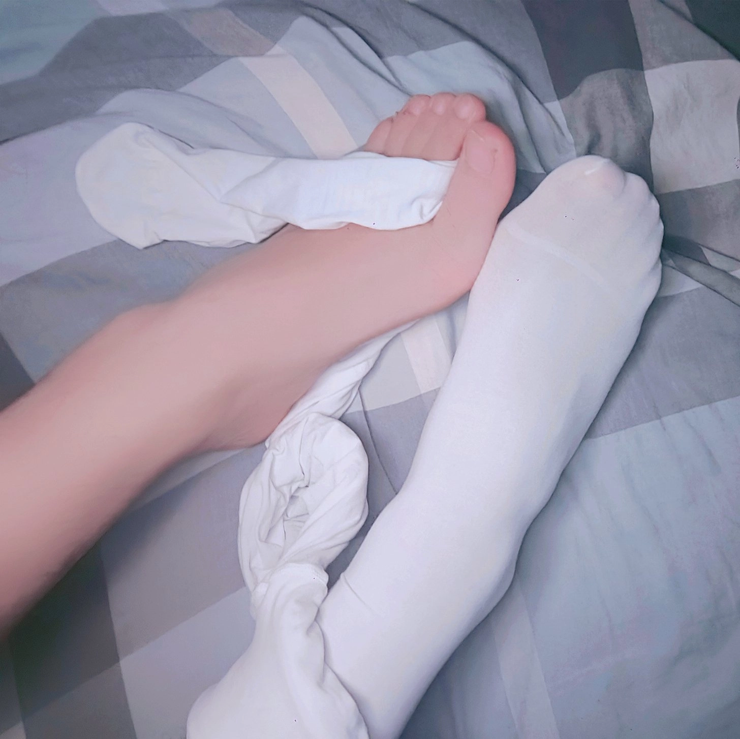 人的脚在床上。