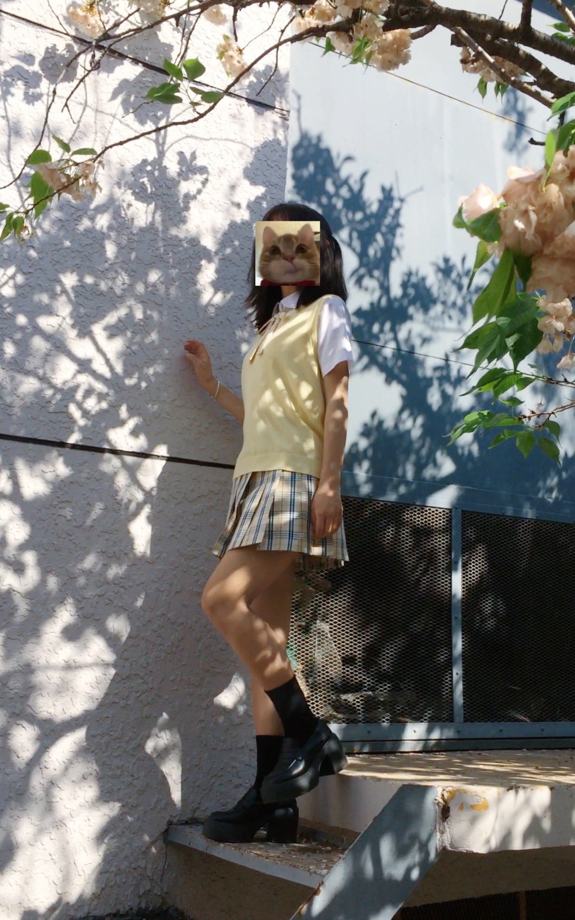 头发上有弓的女人站在一棵树前。