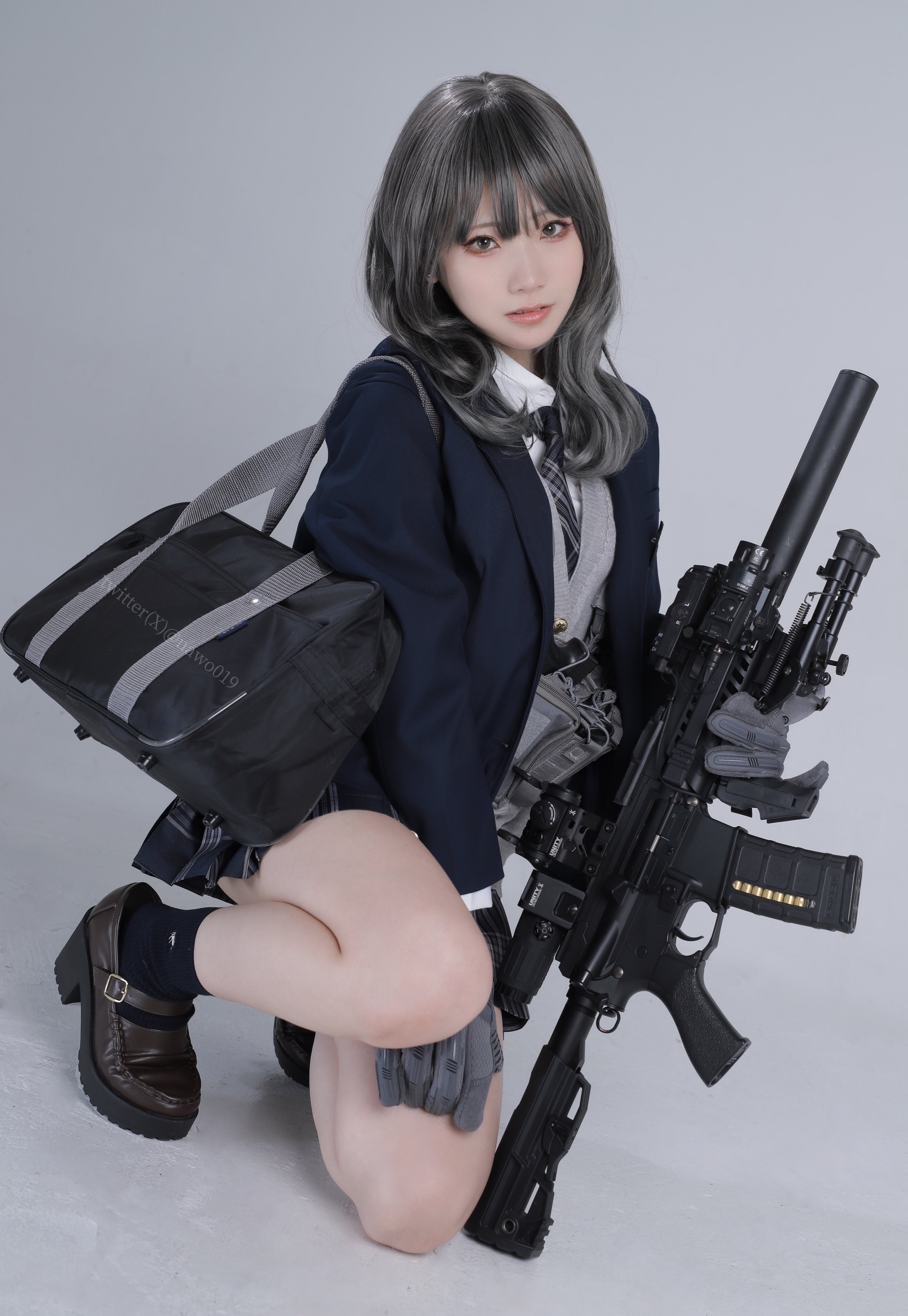 穿着一件衣服的女人拿着一把枪。