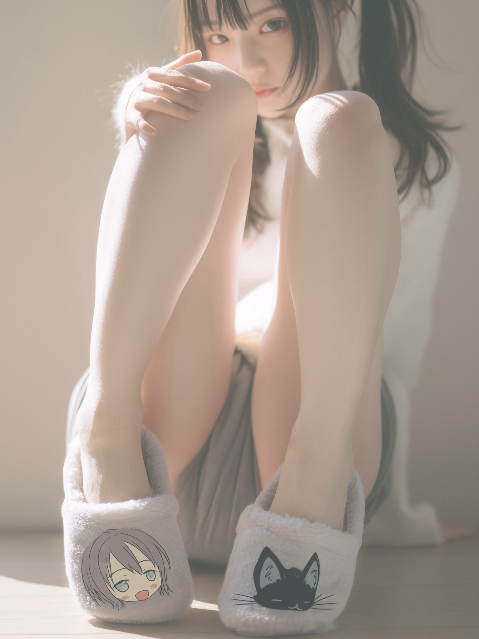 穿着白色衬衫和白色裤子的女人。