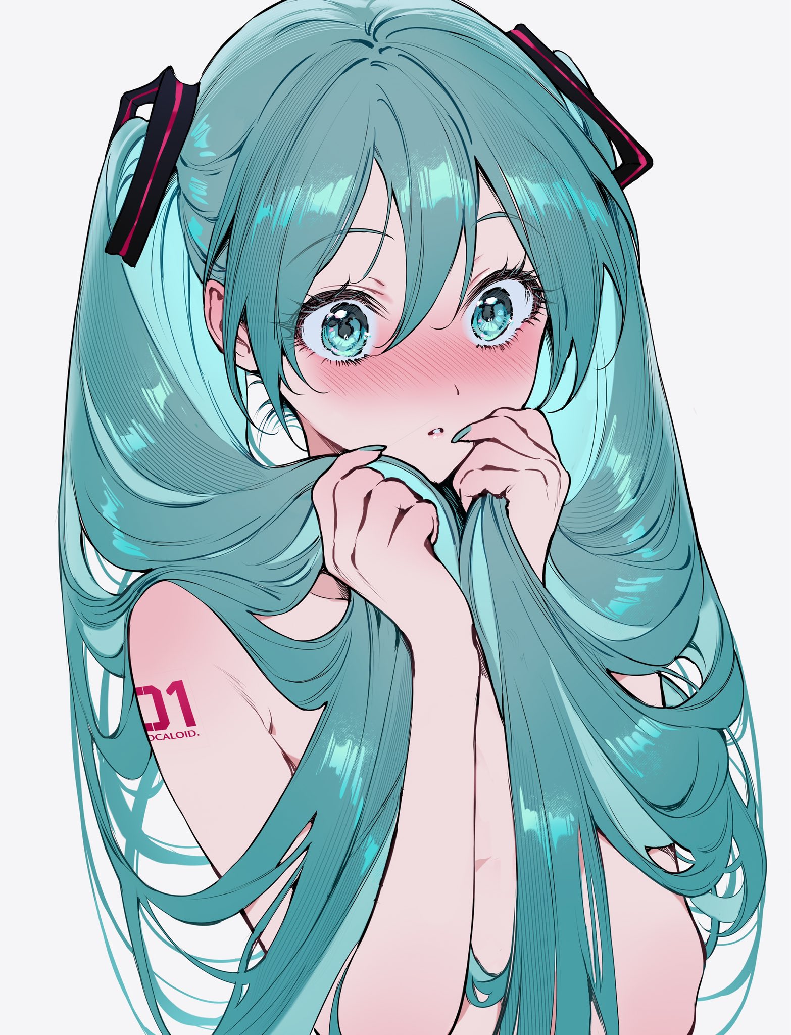 蓝头发的女人,手臂上有一颗粉红色的心。