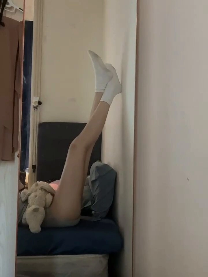 女人躺在一张床上,带着一只泰迪熊。