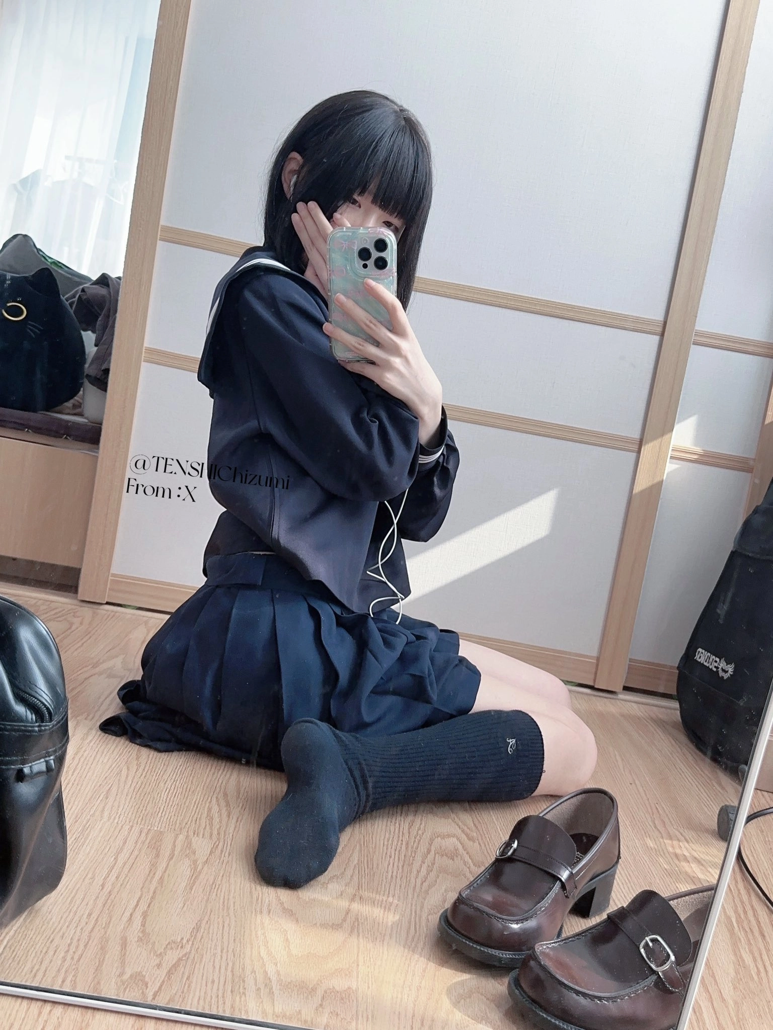 女人用手机拍自拍。