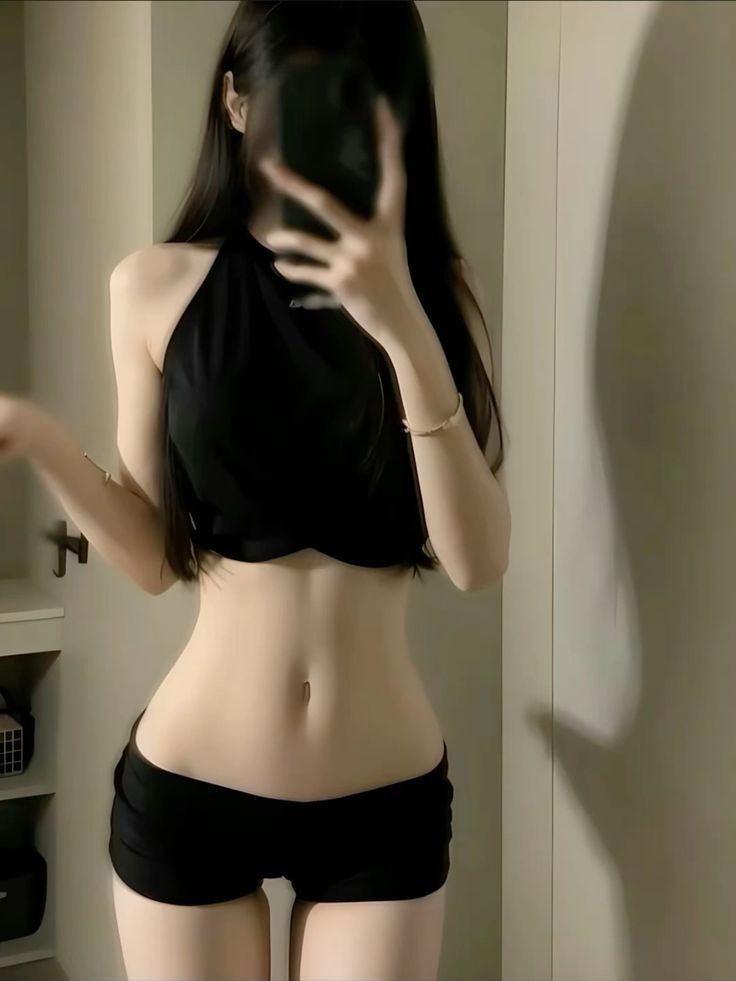 女人从肚子里拍个自拍。