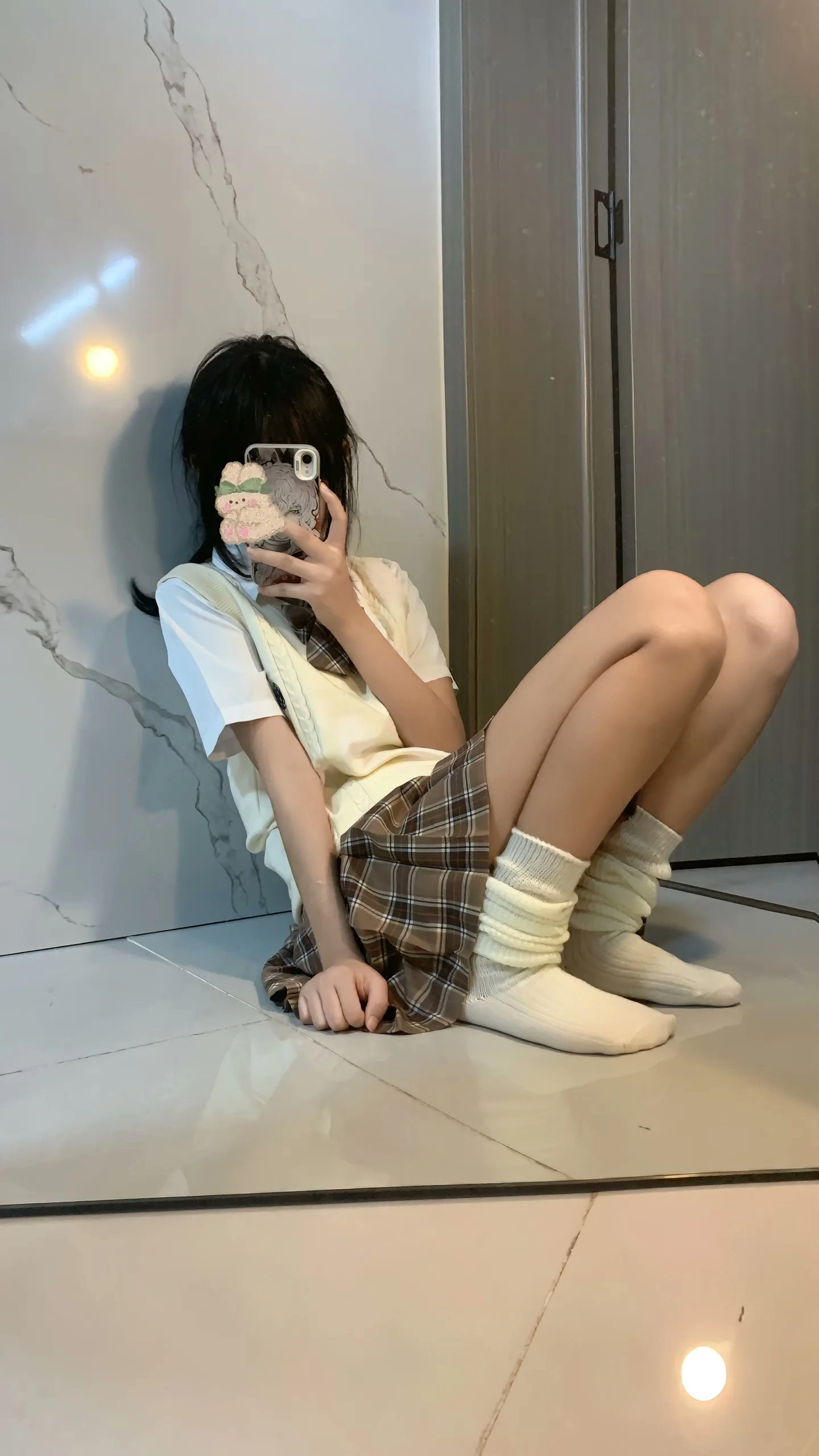 穿着白色衬衫的女人拍了一张自拍。