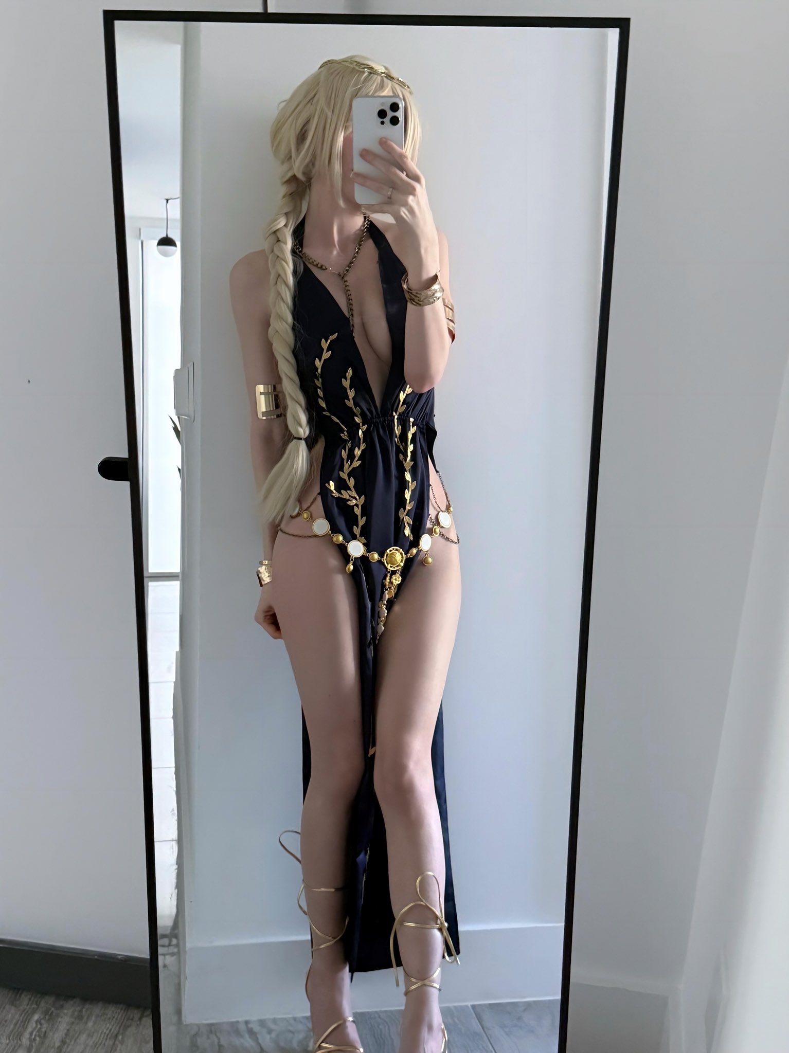 穿着蓝色衣服的女人在镜子前拍个自拍。