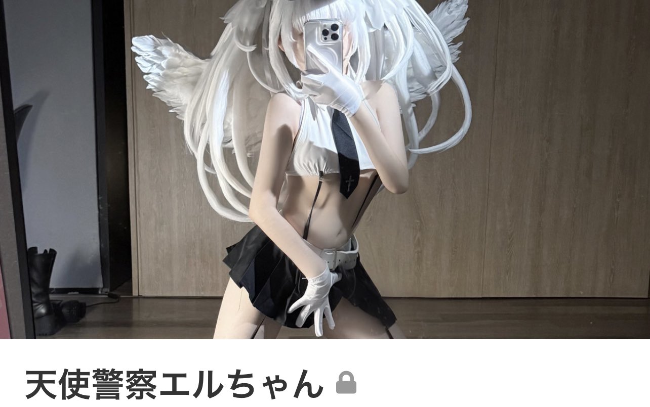 一位穿着黑白裙子和白色手套的女人拍了一张自拍。