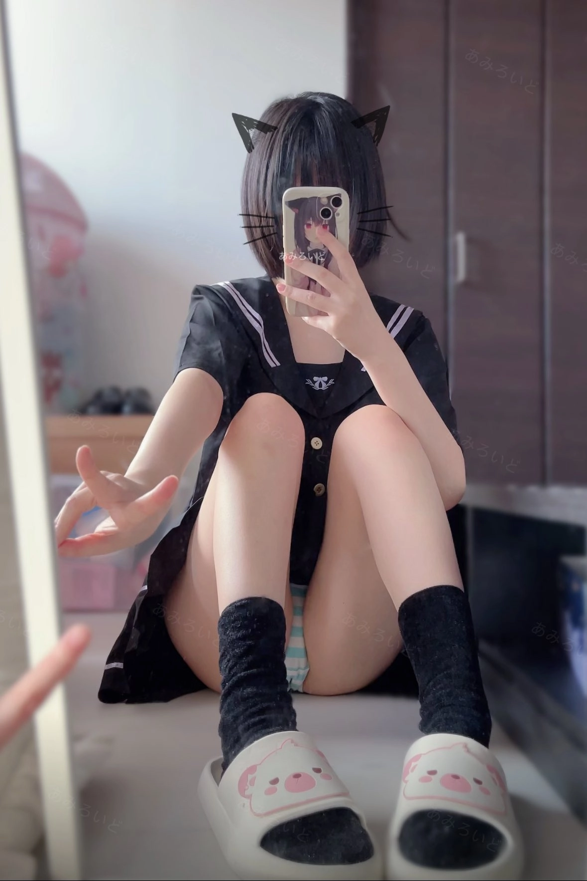 女孩在手机上拍一张猫的自拍。