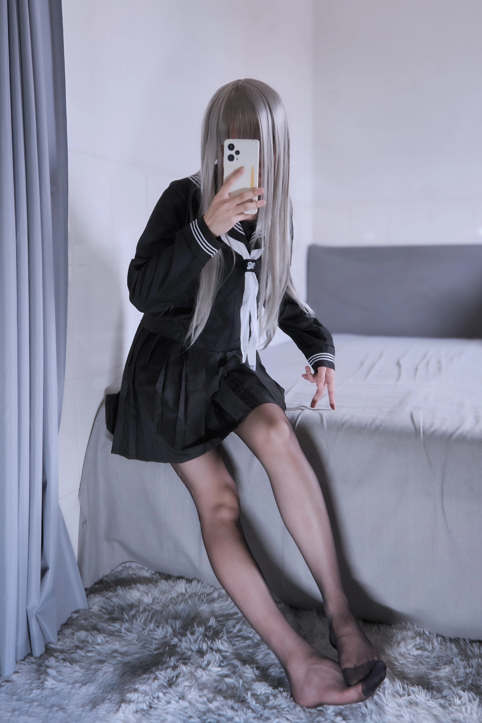 女孩用手机拍自拍。