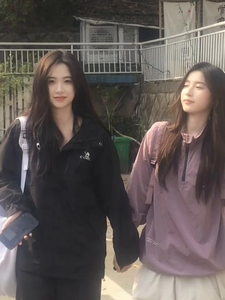 两个女孩在手臂上行走。