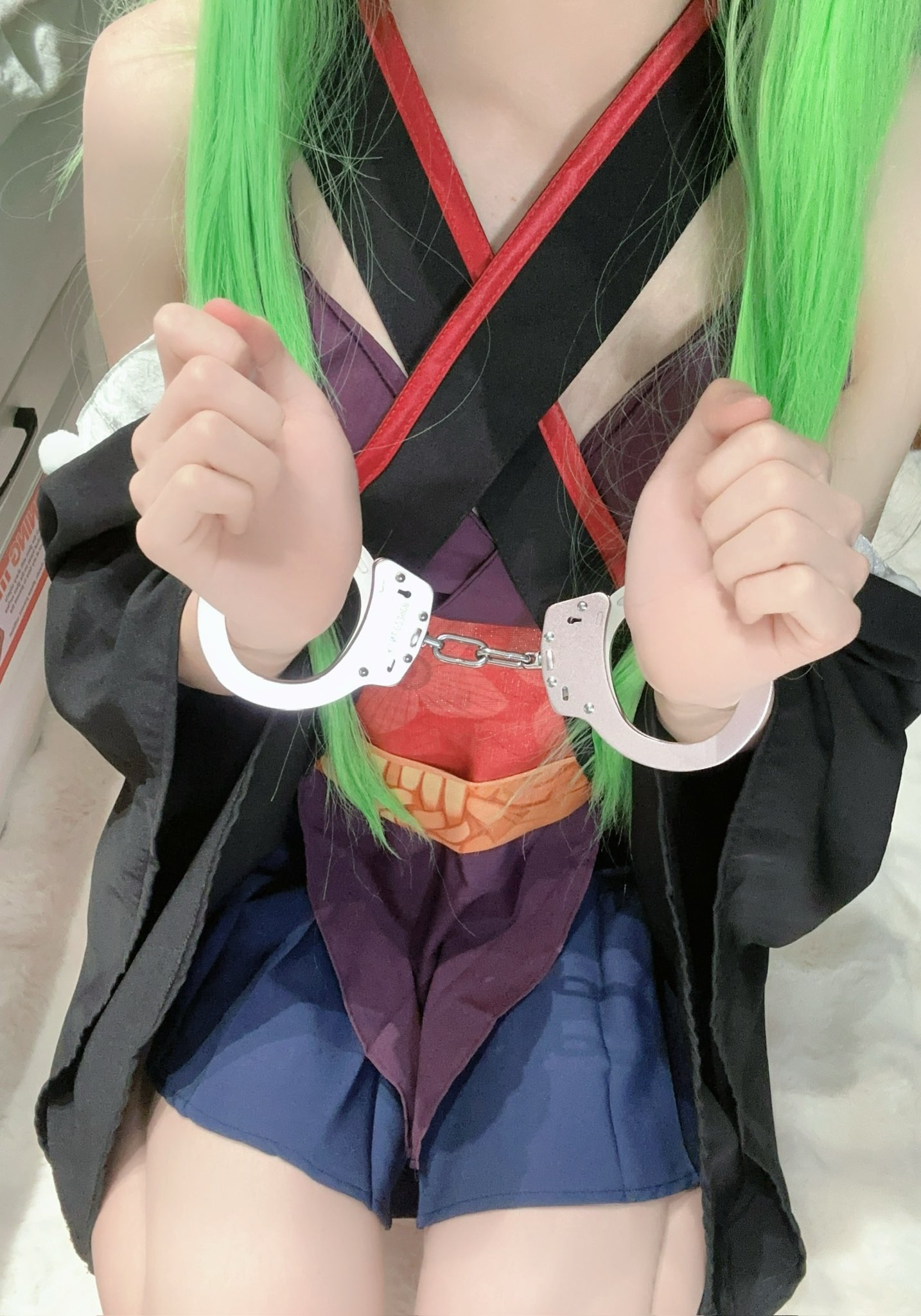 穿着绿色胡子和红色领带的女人被手套。