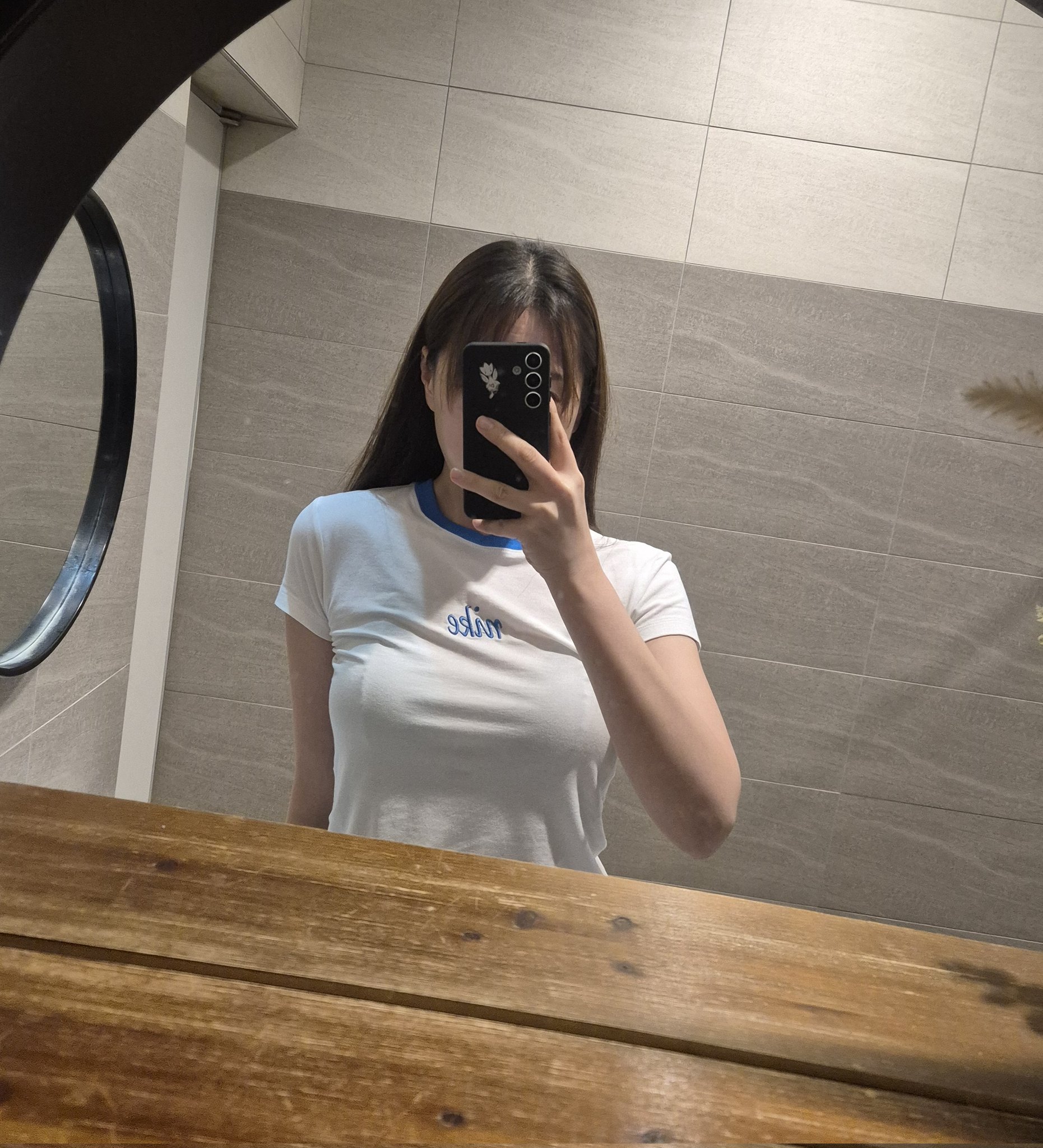 女人在浴室里拍个自拍。