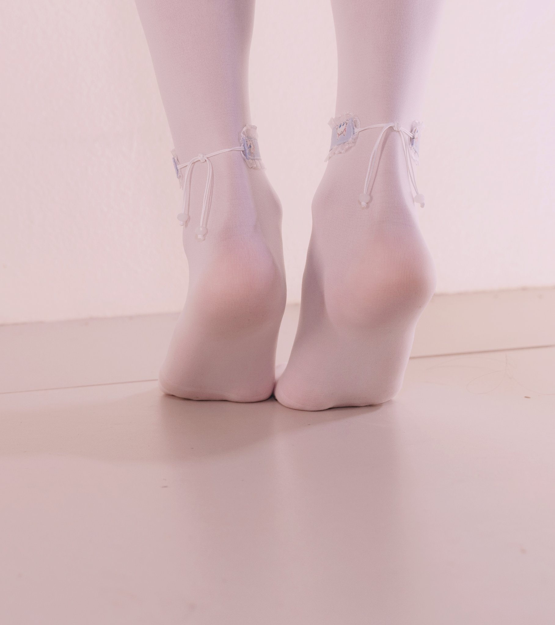 穿着白色袜子的人