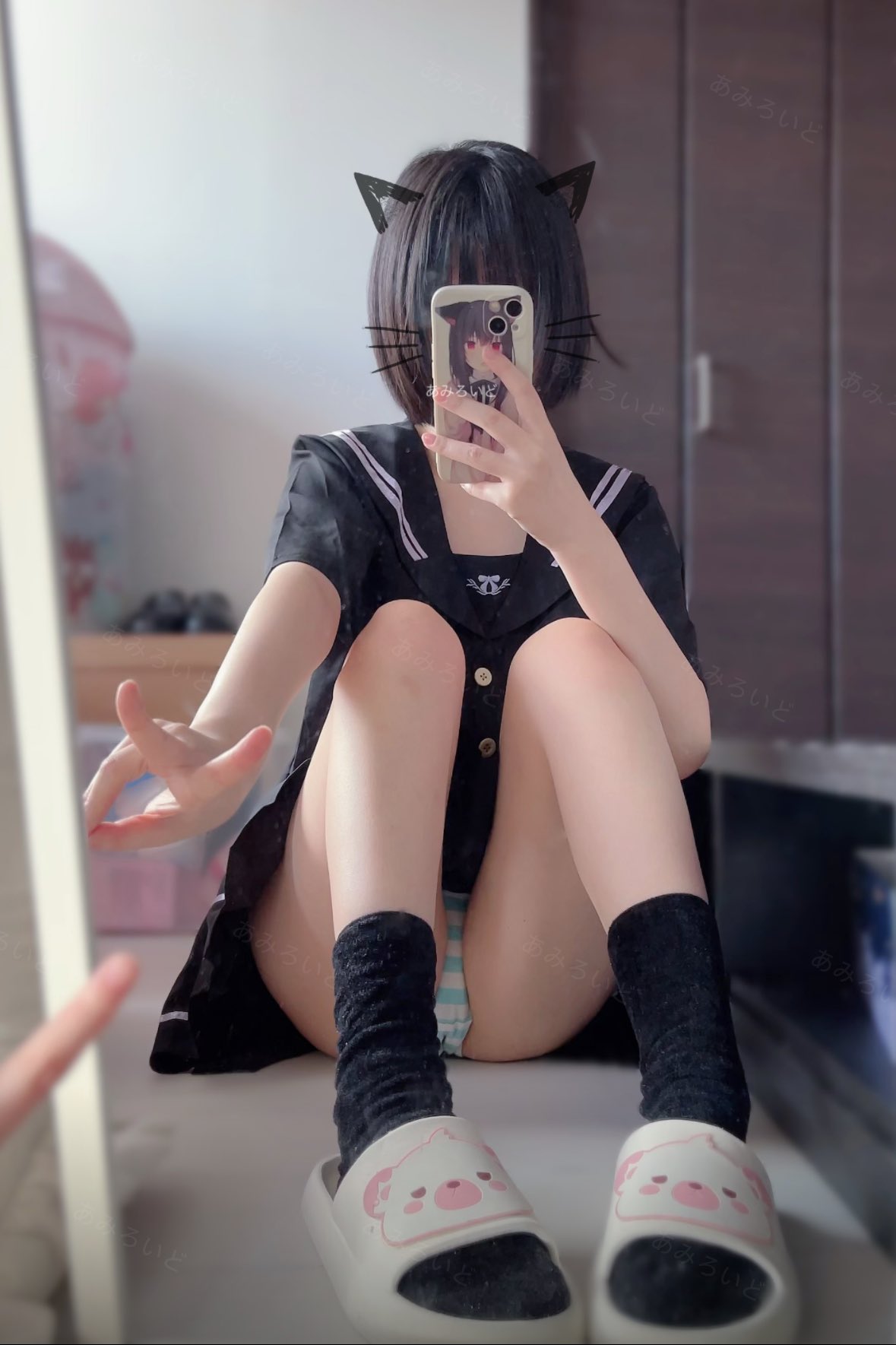 女孩在手机上拍一张猫的自拍。