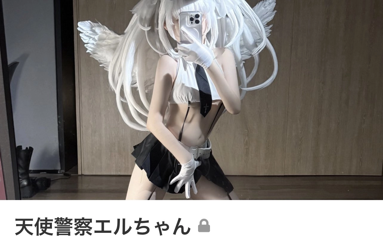 一位穿着黑白裙子和白色手套的女人拍了一张自拍。