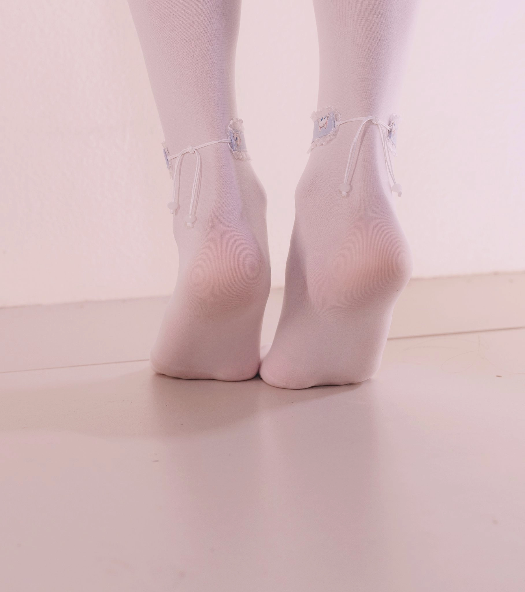 穿着白色袜子的人