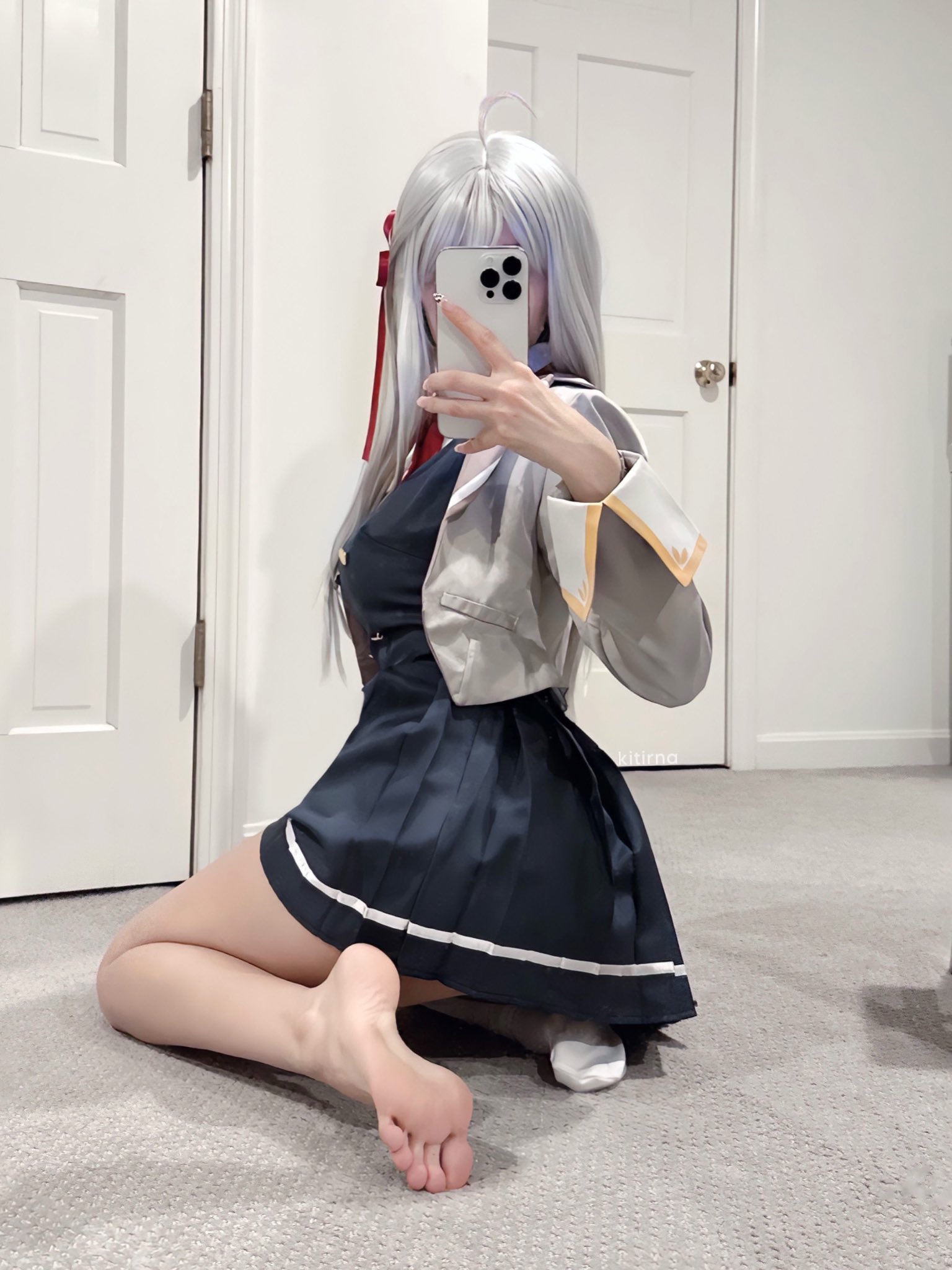 一位穿着蓝色衣服的女人用手机拍自拍。