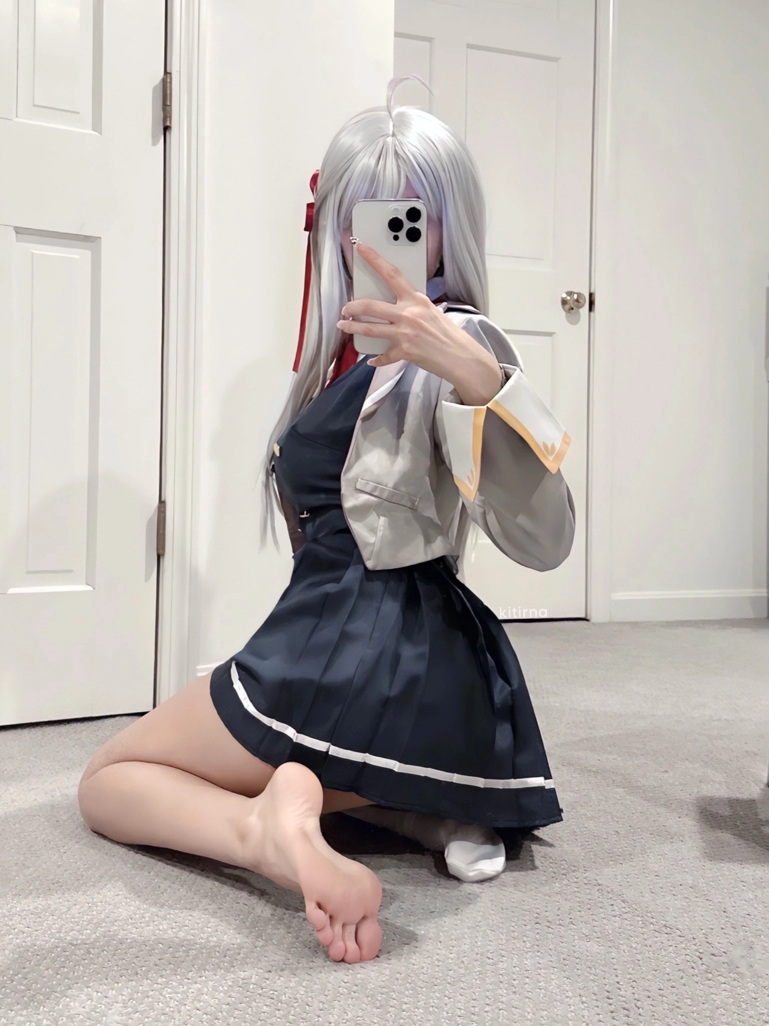 一位穿着蓝色衣服的女人用手机拍自拍。