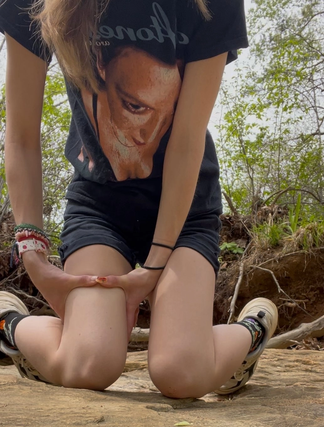 女人穿着一件黑色衬衫,上面有一张女人的照片。