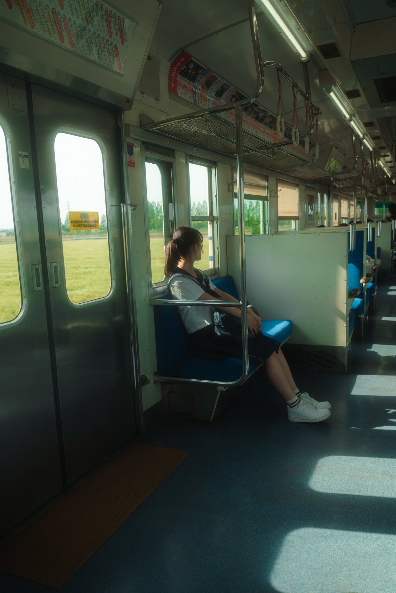 女人坐在火车上,看着窗外。