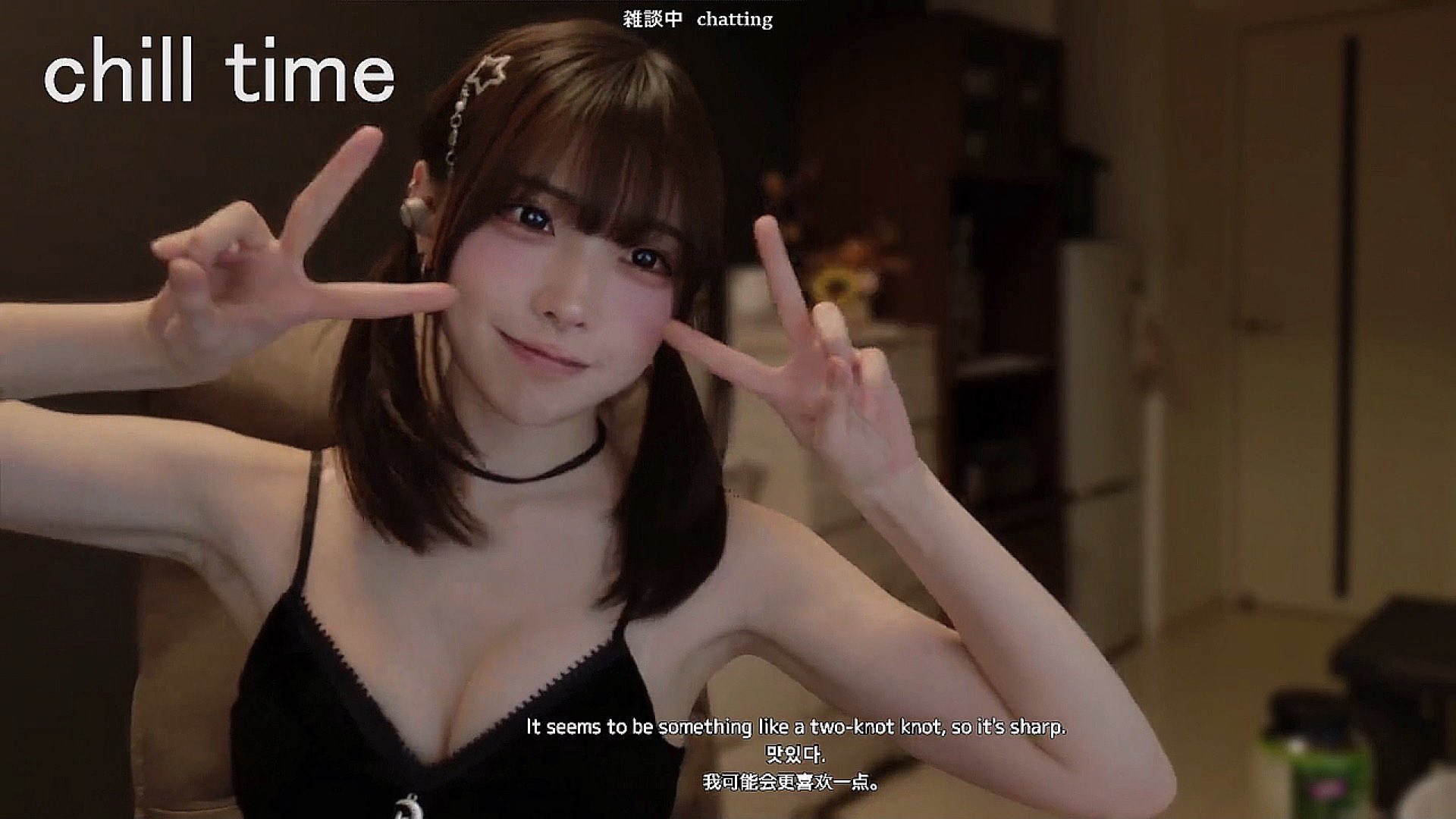 穿着黑色衬衫和马尾的女孩正在做一个和平的信号。