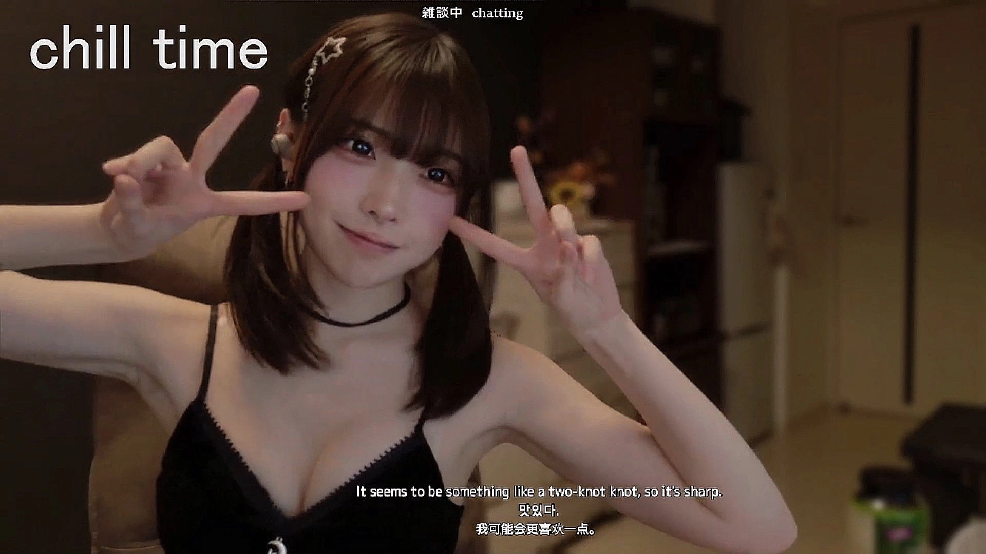 穿着黑色衬衫和马尾的女孩正在做一个和平的信号。