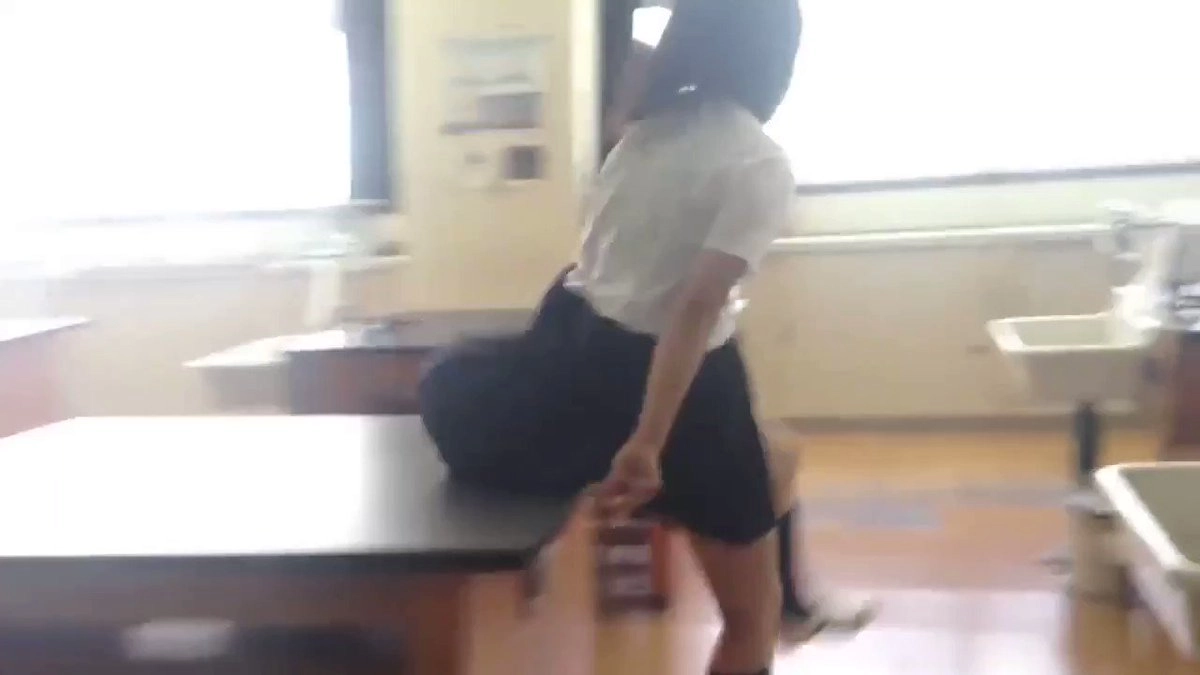 一位背着背包的女孩在走路。