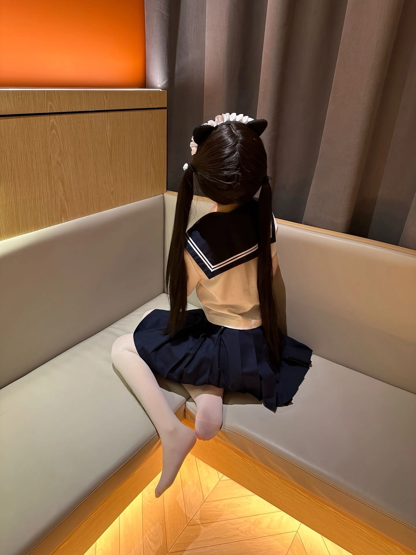 娃娃坐在沙发上。