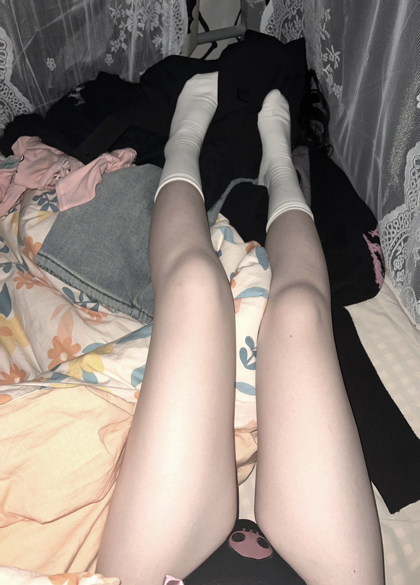 人的腿躺在床上。