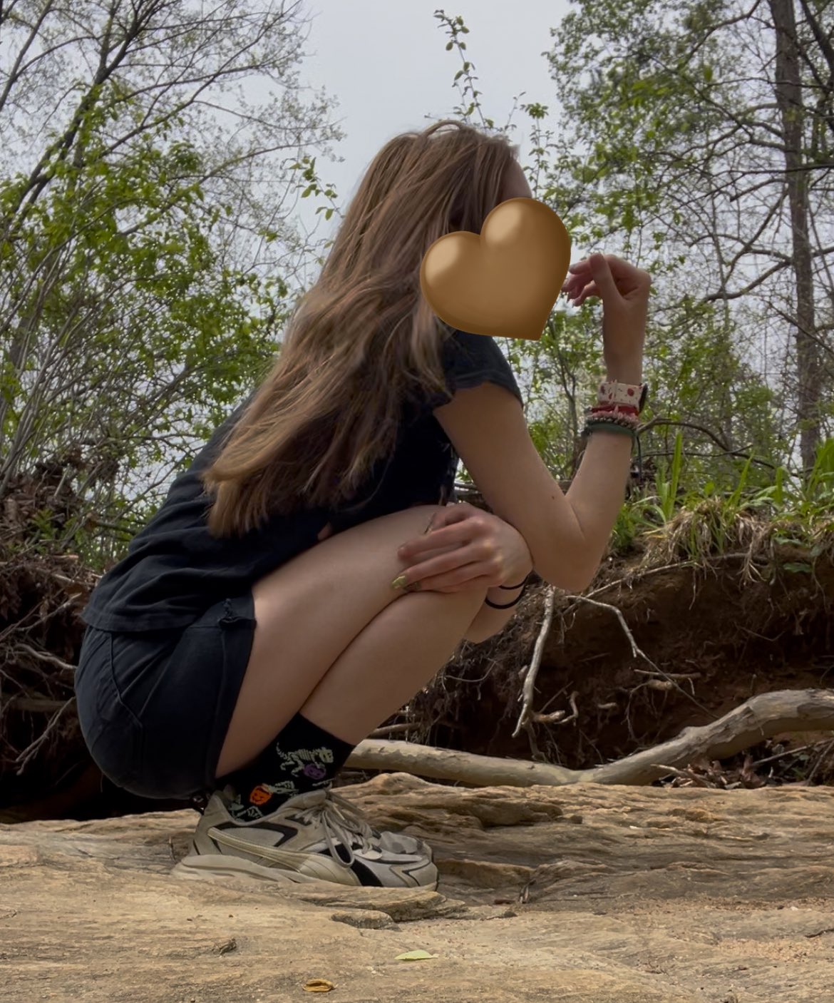 女人穿着一件黑色衬衫,上面有一张女人的照片。