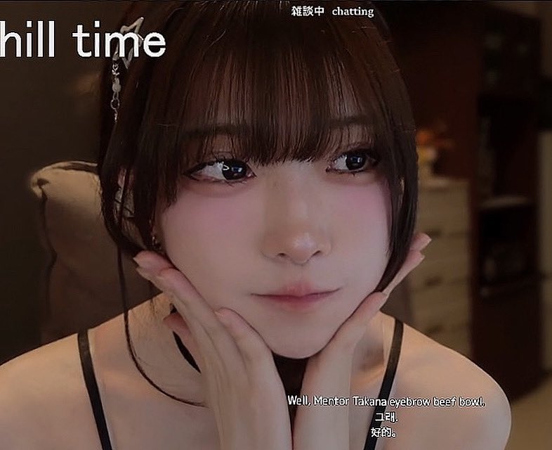 穿着黑色衬衫和马尾的女孩正在做一个和平的信号。