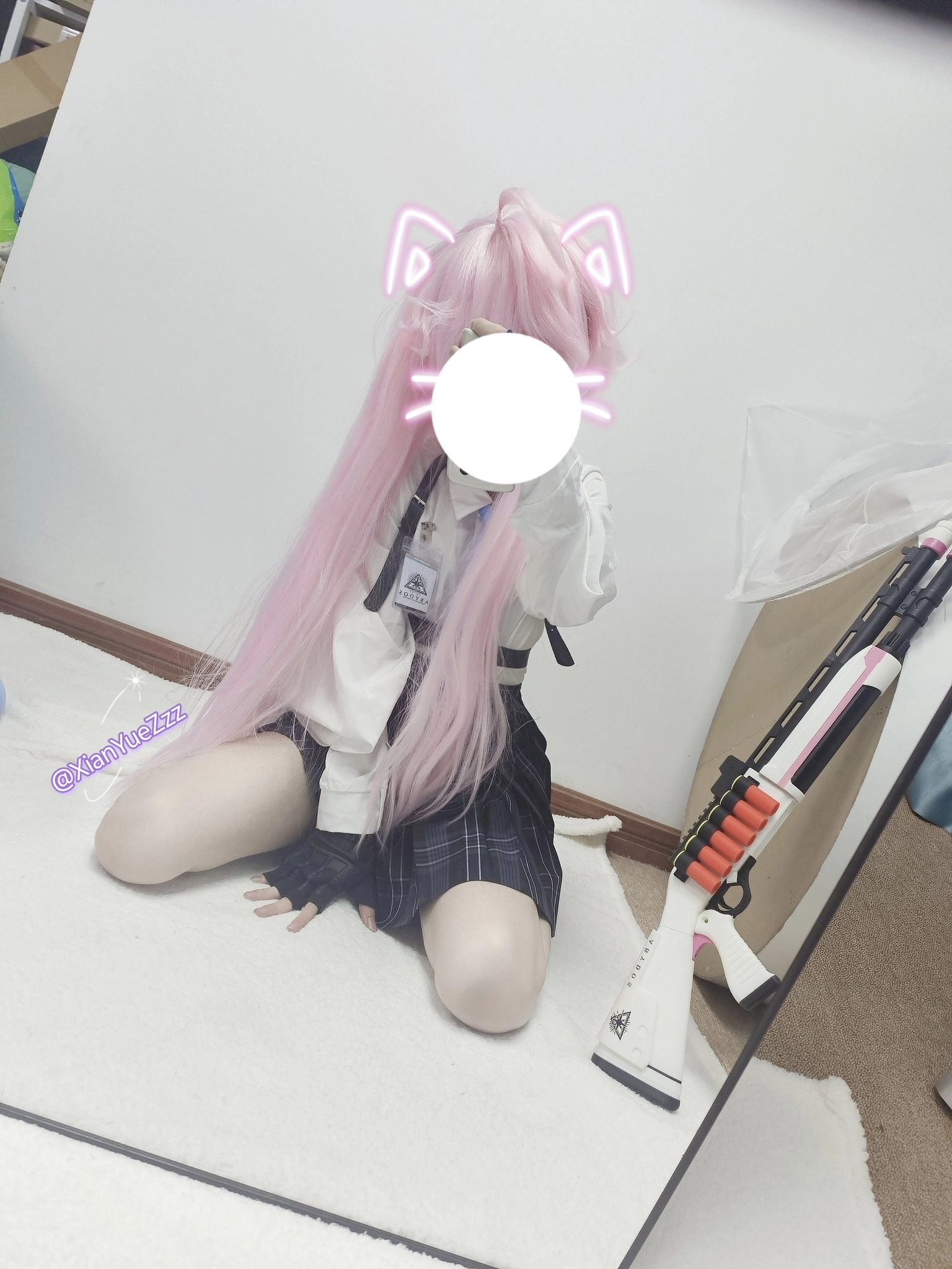 粉红发的女孩和一件白色衬衫拍了一张自拍。