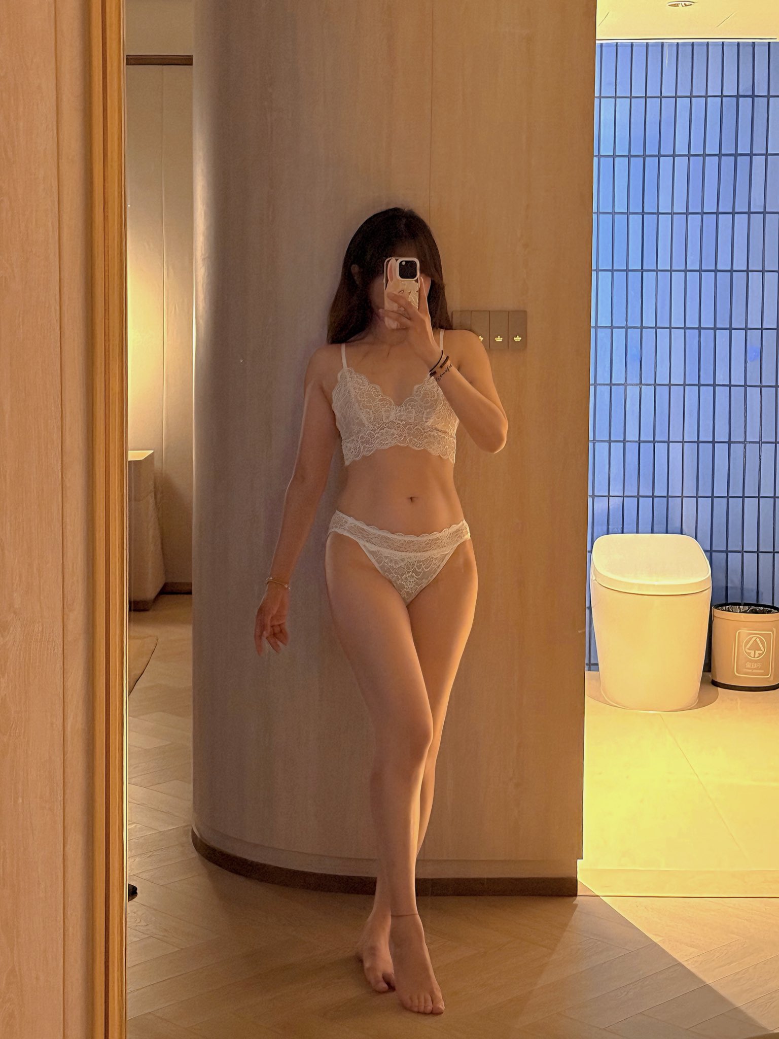 女人在镜子里拍个自拍。