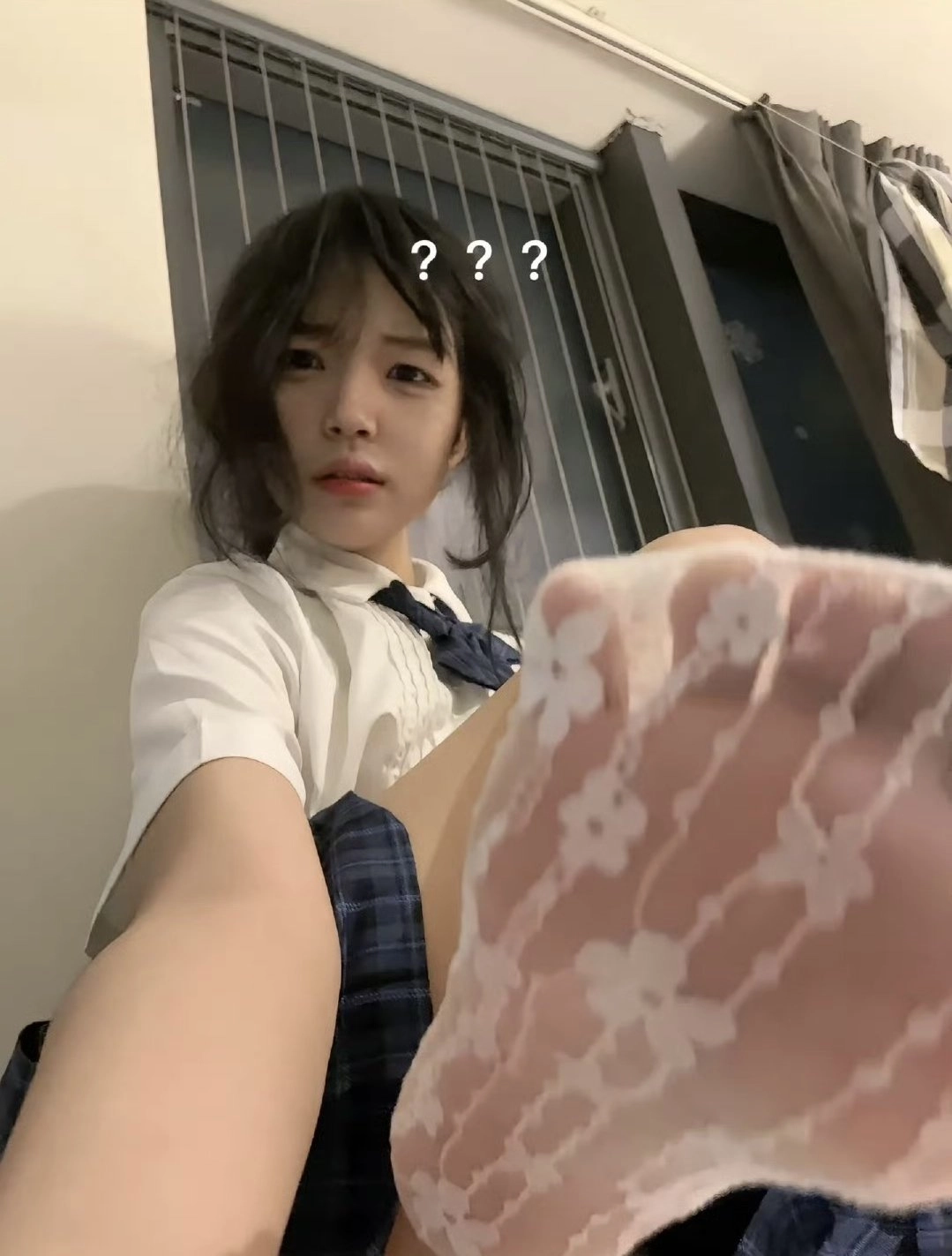 头发上有蓝弓的女人坐在地板上。